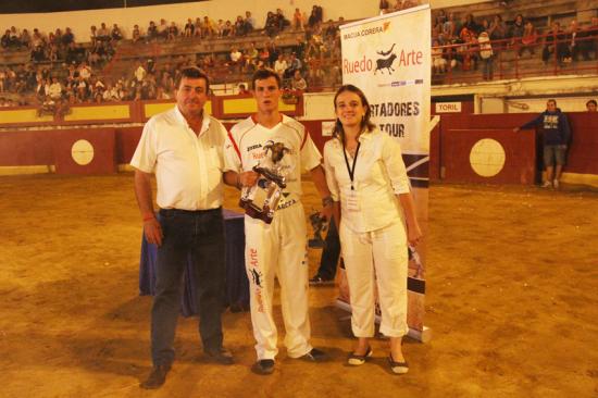 Le champion d'Espagne "CUATIO" gagnant du TORO DEFI 2011de Vieux Boucau avec les membres de la Peña.