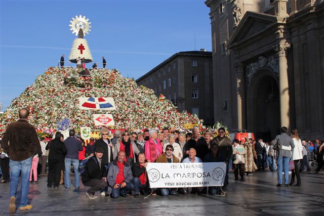 LE GROUPE DEVANT LA VIERGE DU PILAR