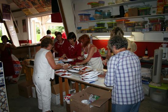 Les filles en préparation des tapas