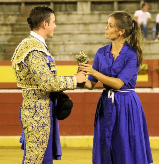 Tania YOUNG remet le trophée de La Mariposa à Victor TALLON.