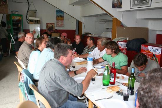 Repas à la Peña, le jour de la Novillada