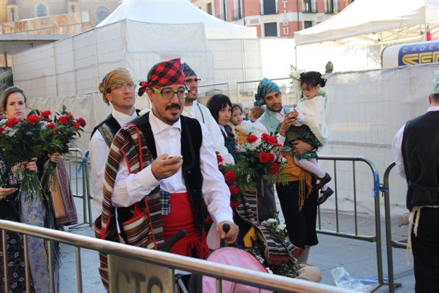 TENUE TRADITIONNELLE - OFFRANDE DES FLEURS