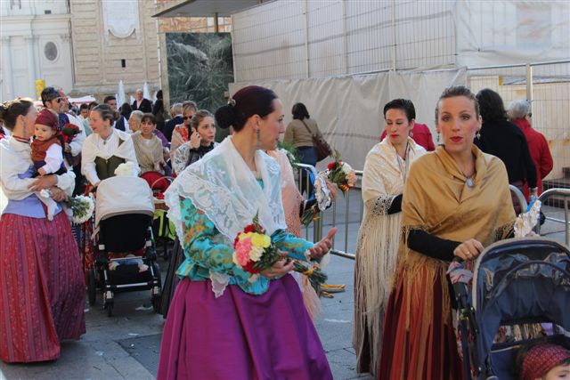 TENUE TRADITIONNELLE - OFFRANDE DES FLEURS