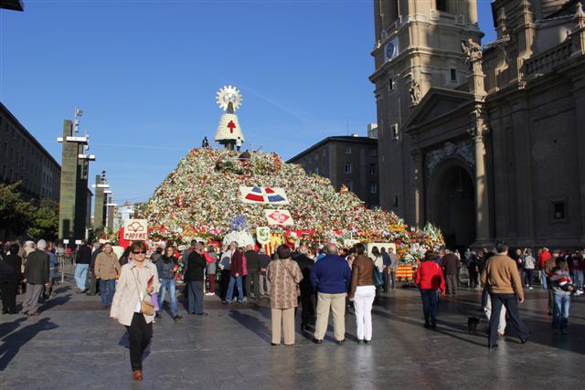 OFFRANDE DES FLEURS A LA VIERGE DU PILAR