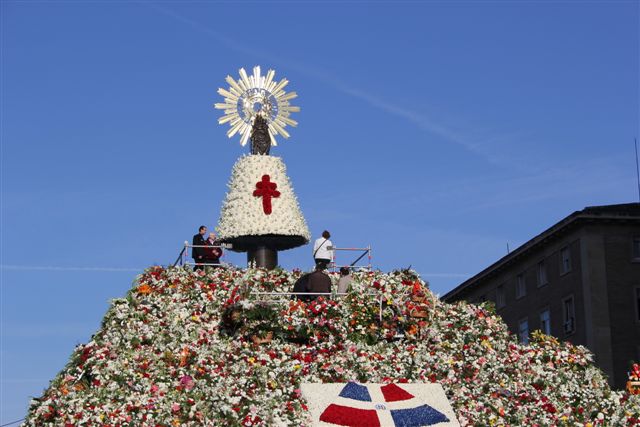 OFFRANDE DES FLEURS A LA VIERGE DU PILAR